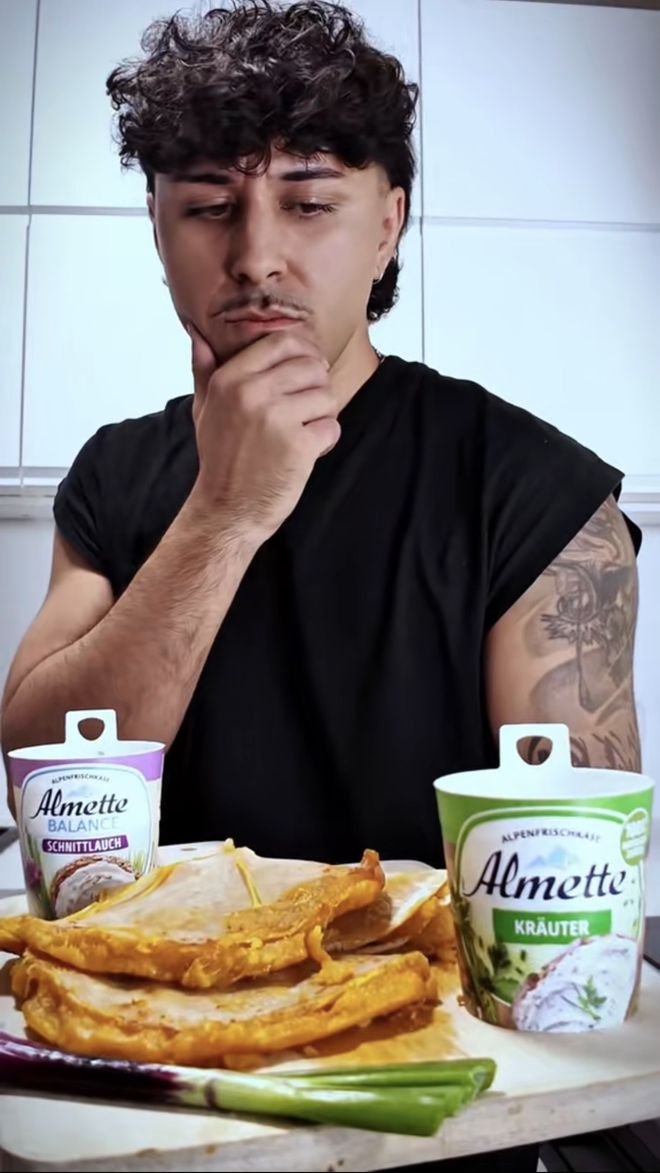 Vorschaubild: Massi mit zwei Bechern Almette Frischkäse und seinem Snack no Jutsu