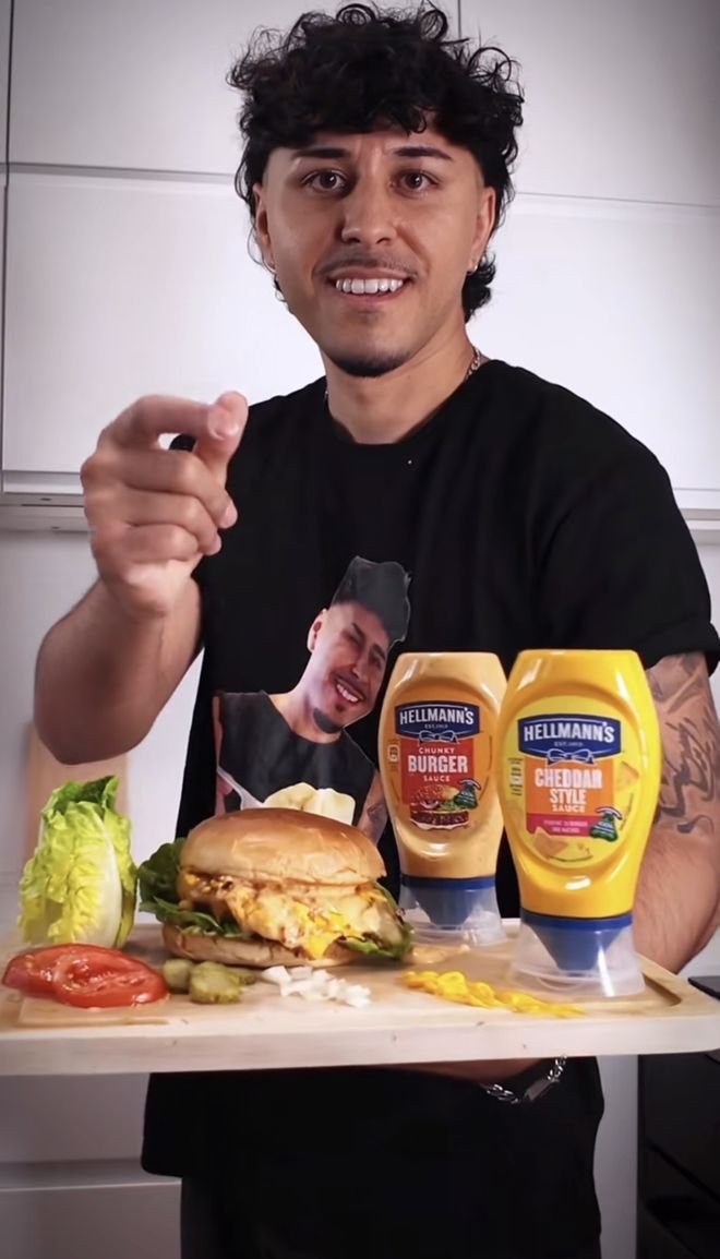 Standbild aus dem Video für Hellmann’s: Massi mit Burger und zwei Saucen von Hellmann’s
