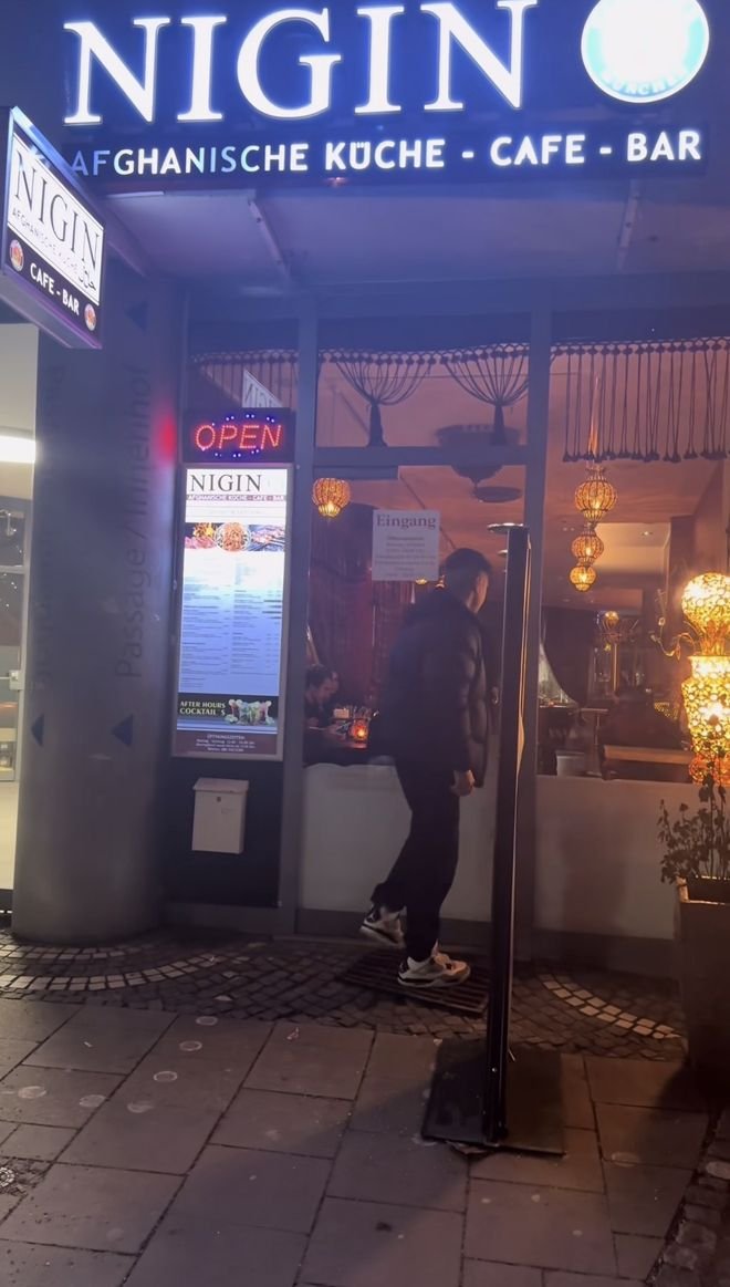 Eingang des Nigin Restaurants in München, Vorschaubild des Videos